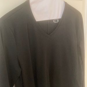 Isaac Mizrahi Large women’s v neck black long sleeve top; great condition